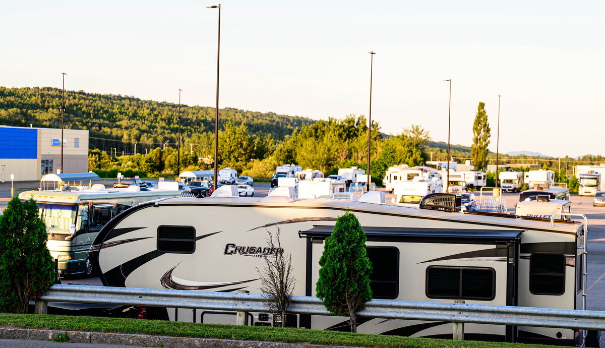 The Walmart of Rivière-du-Loup is one of the most popular places to spend the night with its VR because of its proximity to Highway 20, which leads to the Gaspésie, and the 85 motorway, to New Brunswick. vanlife: explosion free spaces rages